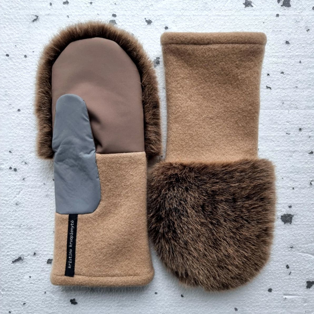 Mittens with faux fur LIGHT BROWN / CAMEL
