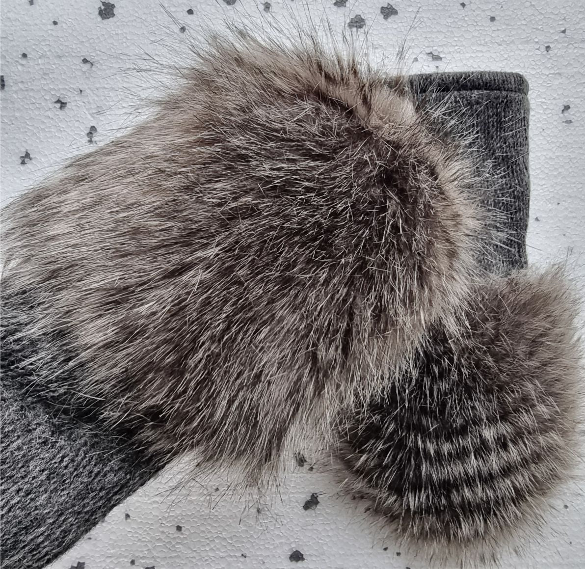Mittens with faux fur GREY