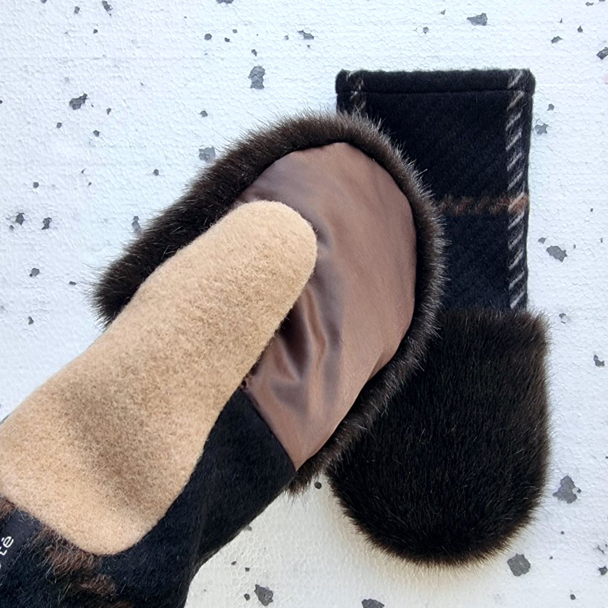 Mittens with faux fur BROWN / checked BLACK