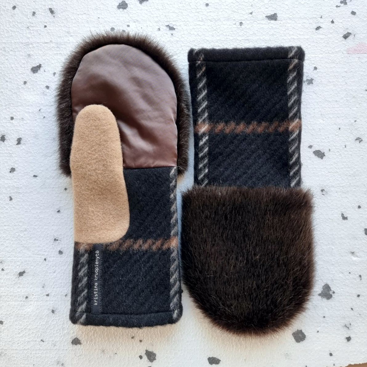 Mittens with faux fur BROWN / checked BLACK