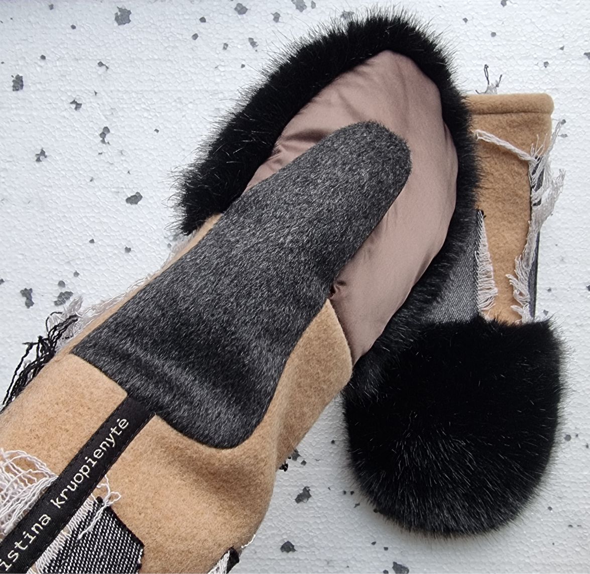 Mittens with faux fur BLACK / camel with grey
