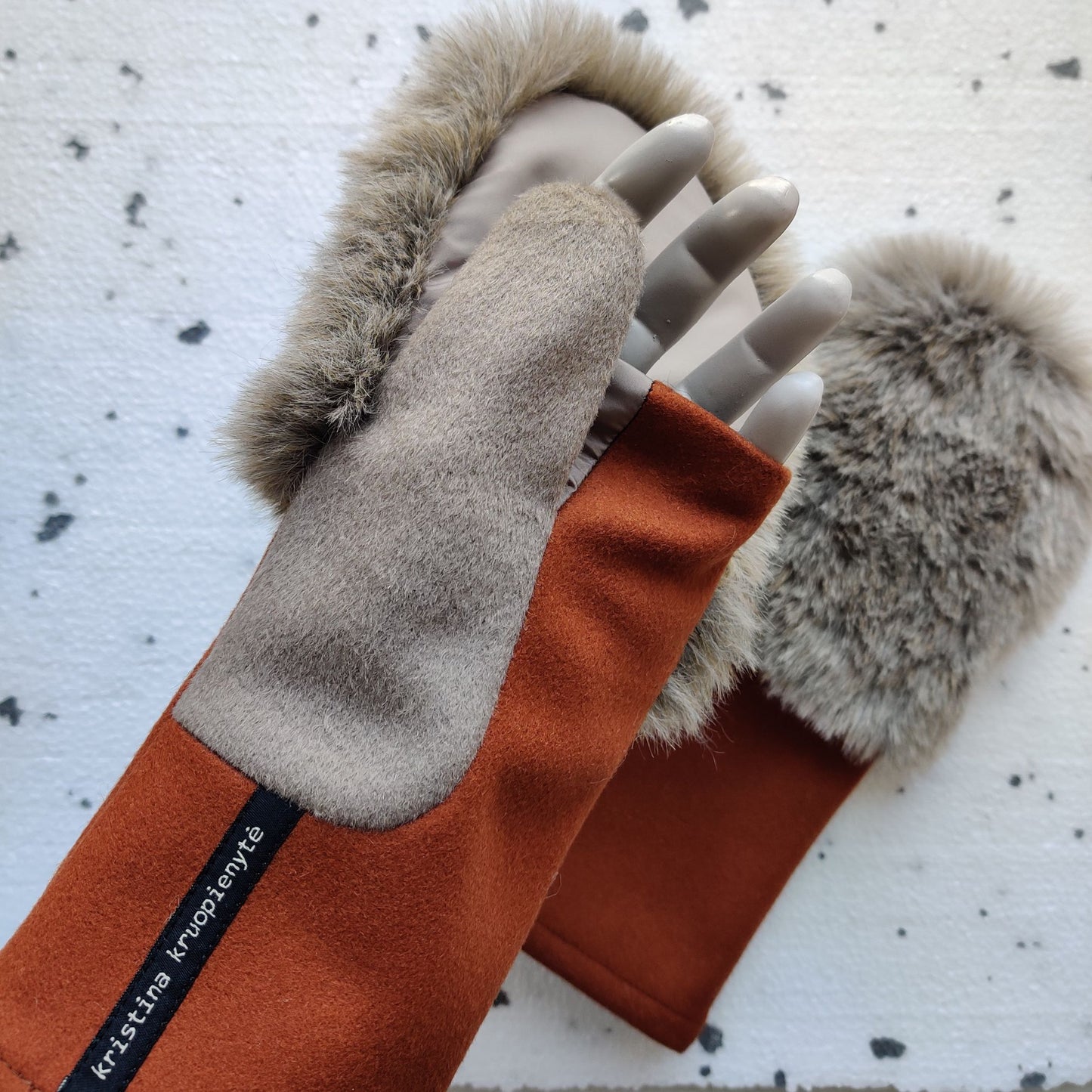 Fingerless gloves with faux fur hood  HAZEL + CAMEL