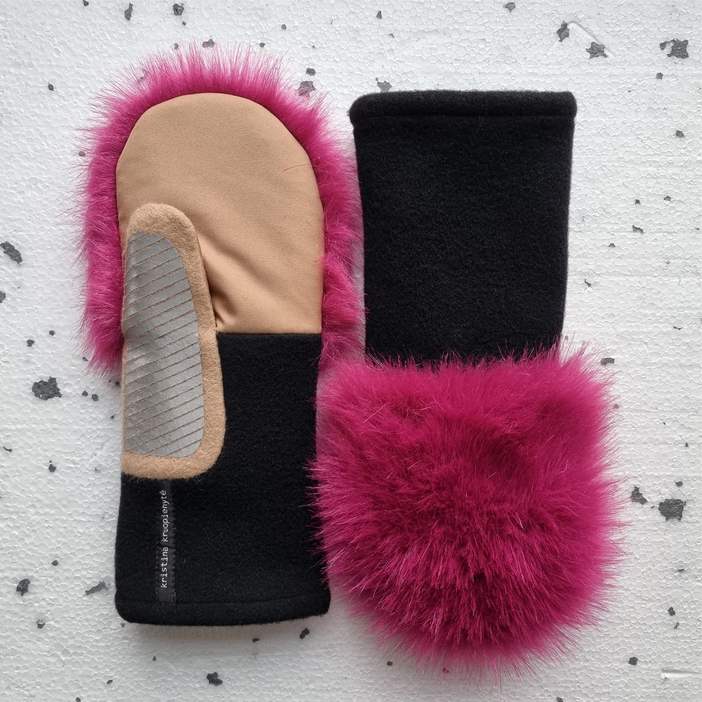 Mittens with faux fur BLACK CAMEL PINK