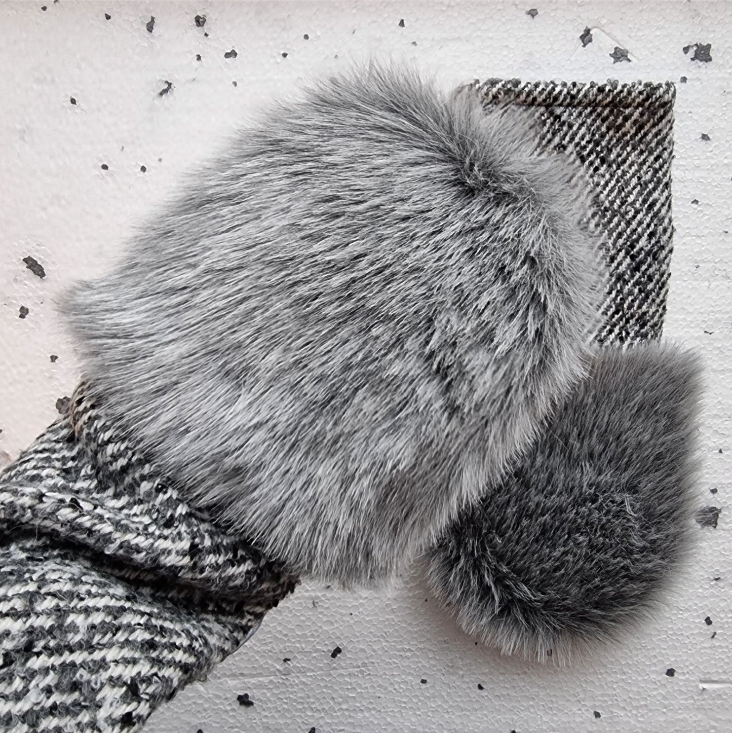 Mittens with faux fur GREY