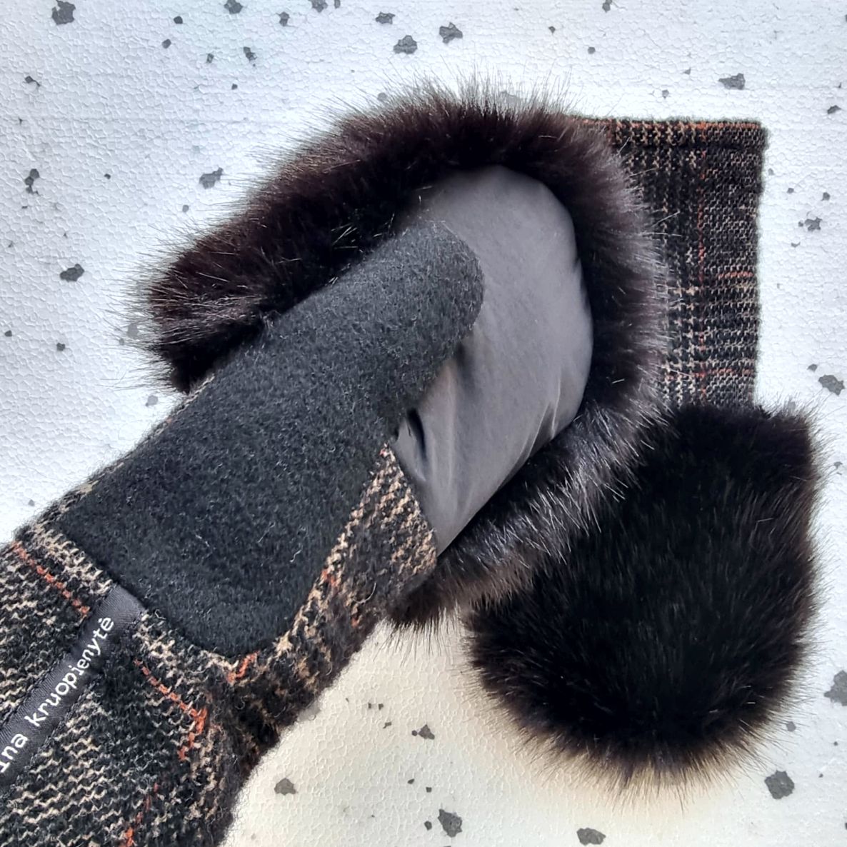 Mittens with faux fur BLACK / BROWN